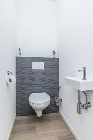 Foto - Te koop: Op goede en in geliefde woonwijk in Voerendaal gelegen halfvrijstaande bovenwoning (type B3 maisonnette), met o.a. dakterras, separate berging op de begane grond en eigen parkeerplaats. 